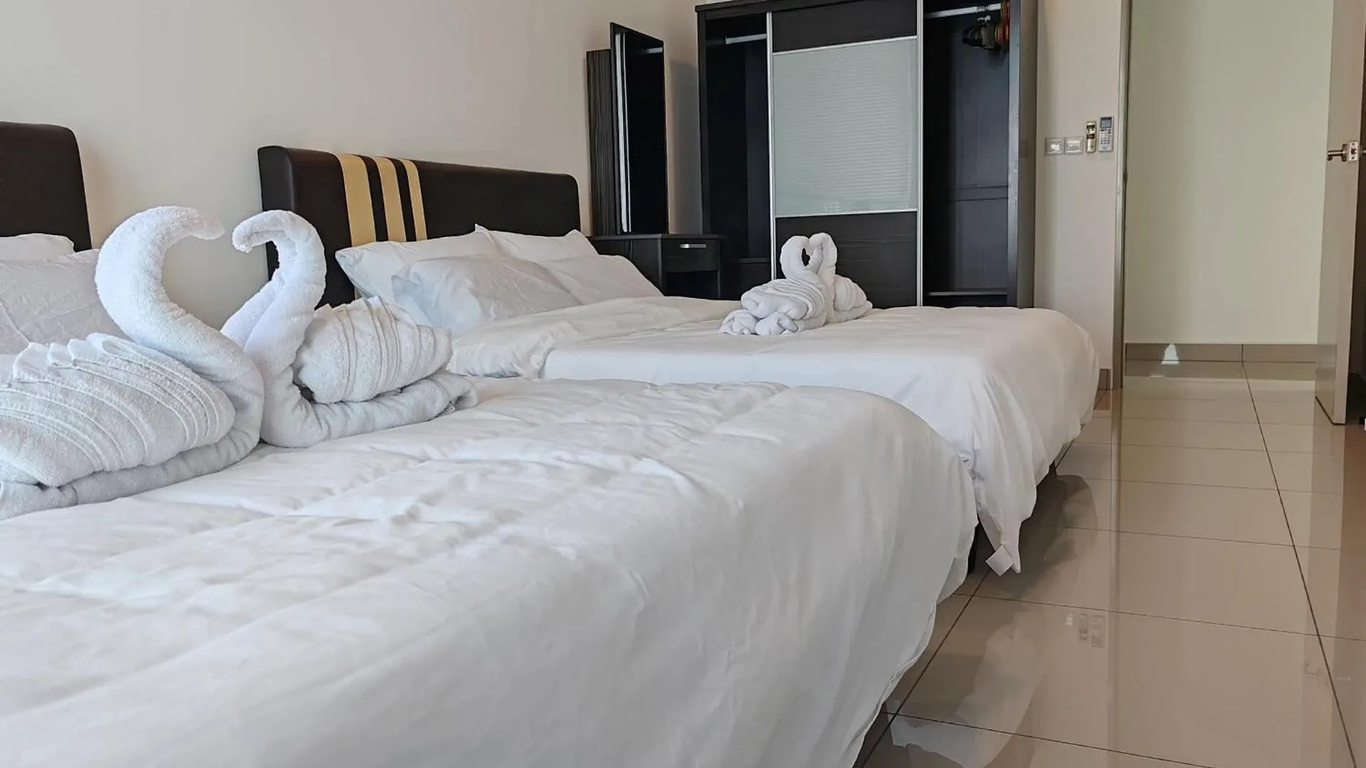 Invincible Seaview Vacation Condo 3R3B 8Pax Bayan Lepas Malaysia