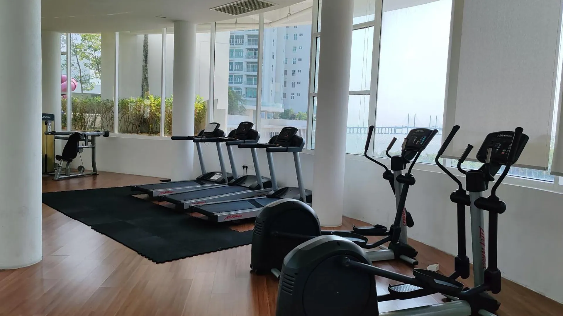 Invincible Seaview Vacation Condo 3R3B 8Pax Bayan Lepas