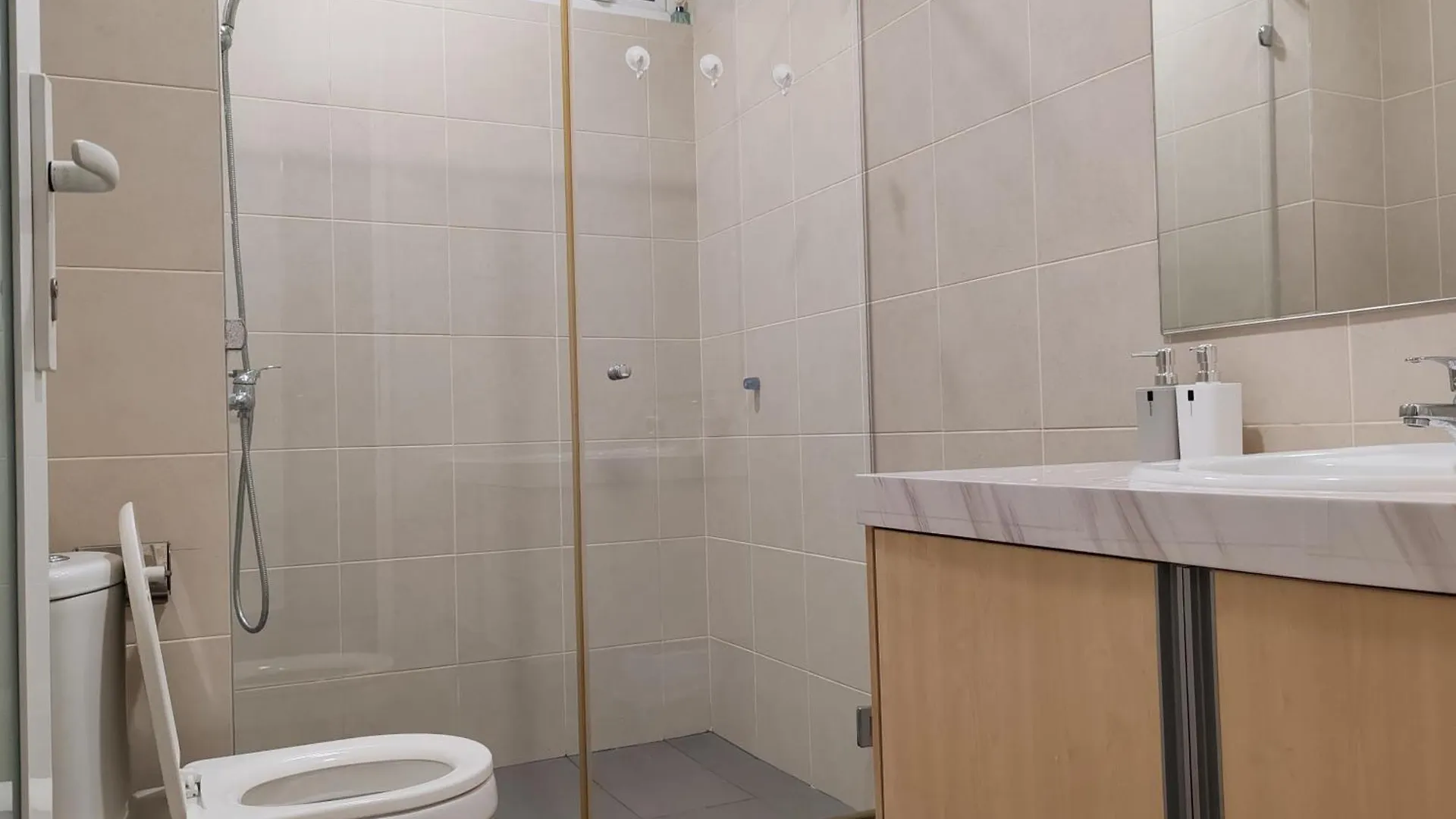 Invincible Seaview Vacation Condo 3R3B 8Pax Bayan Lepas Malaysia