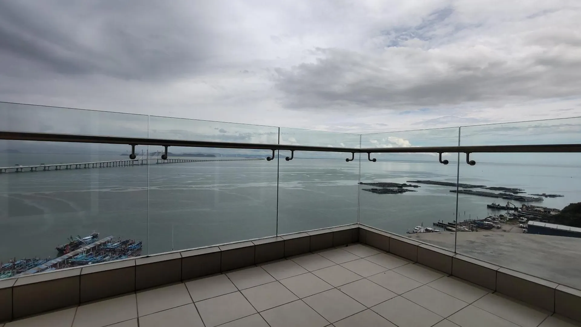 Invincible Seaview Vacation Condo 3R3B 8Pax Bayan Lepas Malaysia