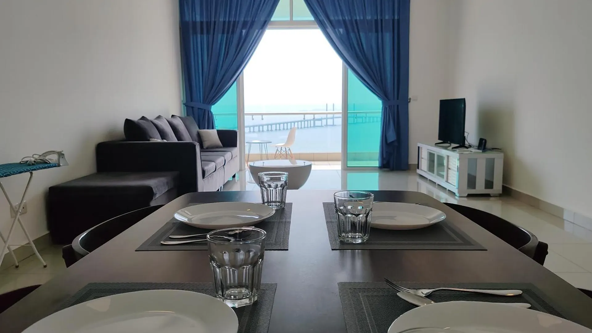 Invincible Seaview Vacation Condo 3R3B 8Pax Bayan Lepas