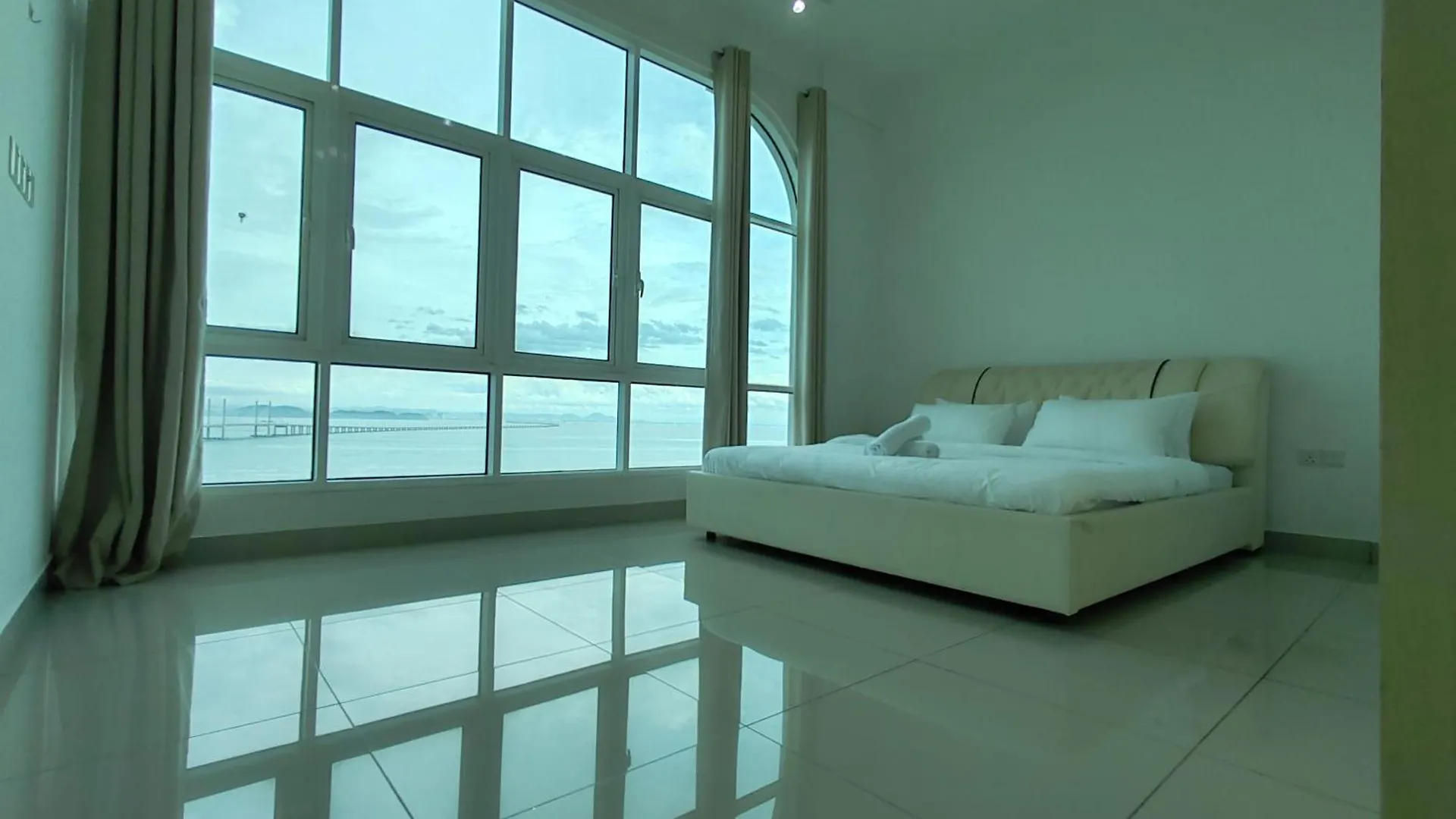 Invincible Seaview Vacation Condo 3R3B 8Pax Bayan Lepas Ma­lay­sia